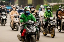 People travel on the streets of Ha Noi. (Photo: Duy Linh)