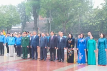 Ha Noi leaders commemorate Russia’s October Revolution (Photo: VIET THANH)
