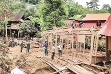 Armed forces assisting residents of Xieng Tam village, My Ly commune, in repairing homes and rebuilding their lives following the catastrophic floods in July.