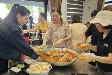 Residents of Nam Dong Ha Ward in Quang Tri Province prepare meals for flood victims. (Photo: DANG DUC)