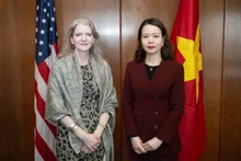 Vietnamese Deputy Minister of Foreign Affairs Nguyen Minh Hang (R) and US Under Secretary of State for Political Affairs Allison Hooker at their meeting in the US. (Photo: VNA)