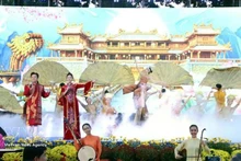 A performance at the meeting with over 1,000 overseas Vietnamese in Ho Chi Minh City on February 6 evening to celebrate the upcoming Lunar New Year (Tet). (Photo: VNA)