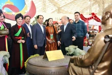 Deputy Prime Minister Bui Thanh Son (front, 4th from right) visits the first Glorious Spring Fair in Ha Noi on February 6. (Photo: VNA)
