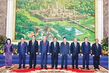 Party General Secretary To Lam, President of the Cambodian People’s Party Samdech Techo Hun Sen, General Secretary and President of Laos Thongloun Sisoulith, together with senior leaders of the three Parties, at the meeting. (Photo: VNA)