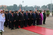 General Secretary To Lam, State President Luong Cuong, Prime Minister Pham Minh Chinh, National Assembly Chairman Tran Thanh Man, Standing Member of the Secretariat Tran Cam Tu, along with other incumbent and former leaders of the Party and the State, solemnly commemorate the great contributions of President Ho Chi Minh.