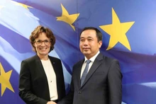 Acting Vietnamese Minister of Agriculture and Environment Tran Duc Thang (R) and European Commissioner for Environment, Water Resilience and a Competitive Circular Economy Jessica Raswall. (Photo: VNA)