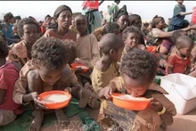 Two malnourished children drink milk from their plastic bowls at the Kebribeyah refugee camp in eastern Ethiopia (Photo: AFP/VNA)