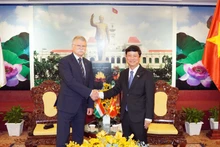 Vice Secretary of the Ho Chi Minh City Party Committee and Chairman of the municipal People’s Council Vo Van Minh (R) meets Speaker of the Hungarian National Assembly László Kövér on October 18 (Photo: VNA)
