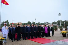 Party and State leaders, along with representatives of different generations of National Assembly deputies, paid tribute to President Ho Chi Minh at his Mausoleum in Ha Noi on the morning of January 6 (Photo: NDO)