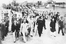 The people of Ha Noi welcome President Ho Chi Minh and the candidates as National Assembly deputies, Ha Noi, January 5, 1946. (Photo: Ho Chi Minh Museum)