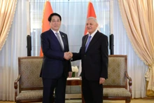 Vietnamese President Luong Cuong (L) and his Iraqi counterpart Abdul Latif Rashid at their meeting in New York. (Photo: VOV)