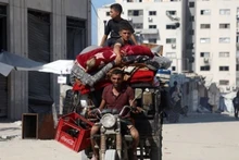 Palestinians evacuate to escape the conflict in Gaza. (Photo: Xinhua/VNA)