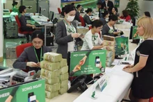 Customer transactions at a VPBank branch. (Photo: KHANH AN)