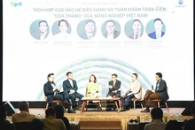 Speakers discuss solutions for developing sustainable Vietnamese agriculture in accordance with international standards at the seminar. (Photo: Quynh Nhu)