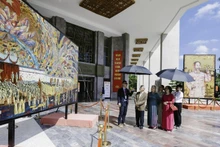 The large lacquer painting “President Ho Chi Minh reading the Declaration of Independence”, recognised by the Guinness World Records, is on display at the Ho Chi Minh Museum, attracting great interest from art lovers both in Viet Nam and abroad.