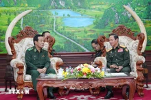 Lao Minister of National Defence Sen. Lt. Gen. Khamlieng Outhakaysone (right) and Commander of of the Viet Nam Border Guard at their meeting on October 10. (Photo: VNA)