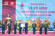 Party General Secretary To Lam presents the Ho Chi Minh Order to Military Region 1 (Photo: Dang Khoa)