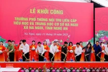 General Secretary To Lam, together with leaders of the Party, the State, central ministries and agencies, and Nghe An Province, attend the groundbreaking ceremony.