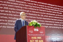 Vu The Binh, Chairman of the Viet Nam Tourism Association speaks at the ceremony.