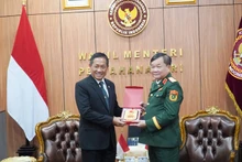 Vietnamese Deputy Minister of National Defence Sen. Lt. Gen. Hoang Xuan Chien (right) and Indonesian Defence Minister Sjafrie Sjamsoeddin at their meeting in Jakarta on September 18. (Photo: NDO)