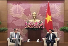 Vice Chairman of the National Assembly (NA) Nguyen Khac Dinh (R) and Senator Alain Cadec, Chairman of the France–Viet Nam Friendship Parliamentarians’ Group of the French Senate. (Photo: VNA)