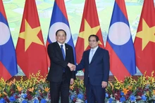 Vietnamese Prime Minister Pham Minh Chinh (R) and his Lao counterpart Sonexay Siphandone. (Photo: TRAN HAI)