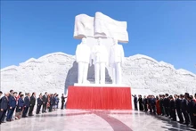 Delegates at the inauguration of Laos–Viet Nam Friendship Park in Vientiane (Photo: VNA)