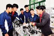 At a practice session for students at Da Lat College, Lam Dong Province. (Photo: TUE NGHI)