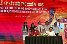 Signing ceremony of strategic cooperation between VCIDA and domestic and foreign partners. (Photo: HO TRINH)