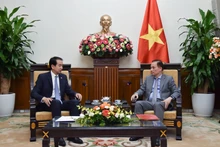 Acting Minister of Foreign Affairs Le Hoai Trung (R) and Chinese Ambassador to Viet Nam He Wei at their meeting in Ha Noi on September 11. (Photo: VNA)