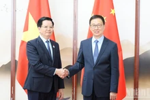 Deputy Prime Minister Mai Van Chinh (L) meets with Chinese Vice President Han Zheng in Nanning city on September 16, 2025. (Photo: NDO)