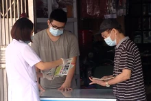 Medical workers actively promote measures to prevent infectious diseases to the people.