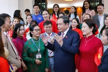 NA Chairman Tran Thanh Man meets with representatives of the Vietnamese community in Malaysia on September 16. (Photo:VNA)