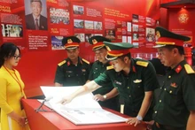 Delegation of officers and soldiers of Division 3 (Military Region 1) experience reading e-books at the exhibition. (Photo: Nhan Dan Newspaper)