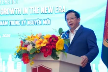 Deputy Head of the Central Committee for Policy and Strategy, Nguyen Duc Hien speaks at the forum.