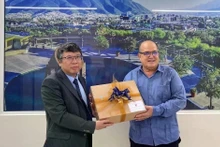 Dr. Ruben Zardoya, Rector of Emiliano Zapata University gives a present to Vietnamese Ambassador to Mexico Nguyen Van Hai (left). (Photo: VNA)
