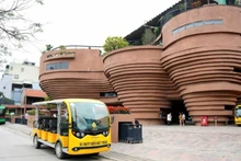 Electric bus routes actively support tourism activities in Bat Trang