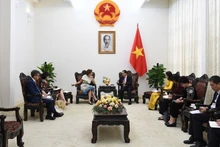 Deputy Prime Minister and Foreign Minister Bui Thanh Son (R) and UNESCO Director-General Audrey Azoulay in Ha Noi (Photo: VGP)