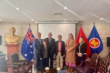 Vietnamese Ambassador to Australia Pham Hung Tam (third from right) at the reception for Logan K. Howlett, Mayor of the City of Cockburn, Western Australia on June 23 (Photo: VNA)