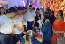 Delegates visit and experience products at the exhibition. (Photo: Thoi But)