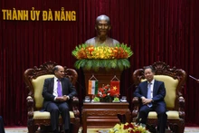 Nguyen Van Quang, Secretary of Da Nang Municipal Party Committee, hosts a reception for Sandeep Arya, Ambassador of India to Viet Nam. (Photo: ANH DAO)