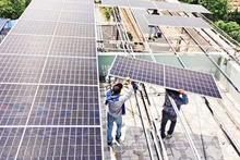Installing rooftop solar panels. (Photo: TRUNG NAM SOLAR)