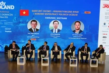 Vietnamese Ambassador to Poland Ha Hoang Hai (third from left) at the plenary session (Photo: Embassy of Viet Nam in Poland).
