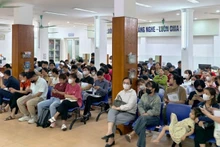 Workers are waiting to complete unemployment benefit procedures at the Ha Noi Employment Service Centre.