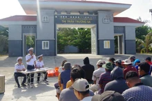 Officers from the Truong Sa Technical Logistics Service Centre informs fishermen about Government Directive 45 and the operations of boat shelters and fishing villages in the Truong Sa (Spratly) Archipelago. (Photo: Duc Thuan)
