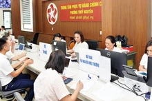 Residents carry out tax procedures at the Thuy Nguyen Ward Public Administrative Service Centre, Hai Phong City. (Photo: Hong Minh)