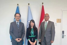 Ambassador Do Hung Viet (L), Dr. Nguyen Thi Lan Anh (C), and Iraqi Ambassador Abbas Kadhom Obaid Al-Fatlawi. (Photo: VNA)