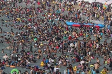 People cool off at a beach of the Mediterranean Sea during a heatwave in Alexandria, Egypt, on July 23, 2024. (Photo: THX/VNA)