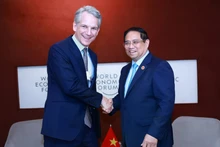 PM Pham Minh Chinh (R) meets with Peter Körte, a member of the Managing Board and Chief Technology Officer and Chief Strategy Officer at Siemens AG in Tianjin on June 25. (Photo: VNA)