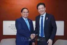 Prime Minister Pham Minh Chinh (L) and his Singaporean counterpart Lawrence Wong in Tianjin on June 25 (Photo: VNA)